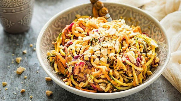 Cukini nūdeles ar taizemes zemesriekstu mērci - Vitamins.lv